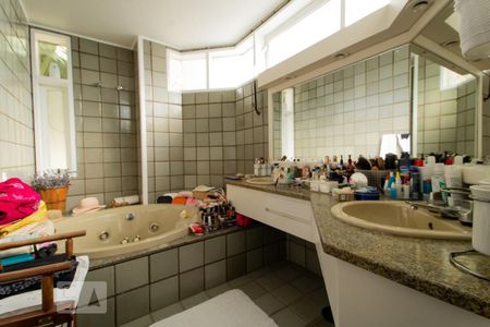 Casa de condomínio à venda com 540m², 5 quartos e 4 vagas Casa de condomínio à venda com 540m², 5 quartos e 4 vagasBanheiro da Suíte 1