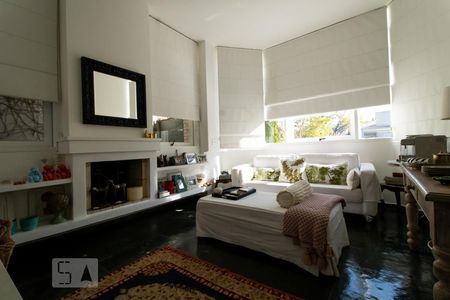 Casa de condomínio à venda com 540m², 5 quartos e 4 vagas Casa de condomínio à venda com 540m², 5 quartos e 4 vagasSala