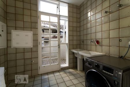 Casa de condomínio à venda com 540m², 5 quartos e 4 vagas Casa de condomínio à venda com 540m², 5 quartos e 4 vagasÁrea de Serviço