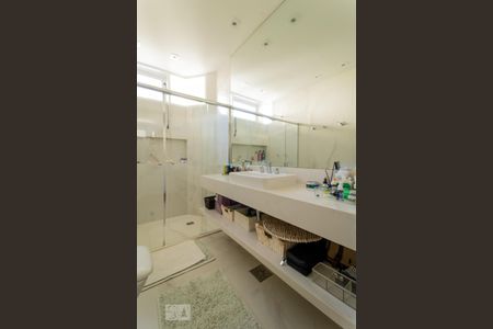 Casa de condomínio à venda com 540m², 5 quartos e 4 vagas Casa de condomínio à venda com 540m², 5 quartos e 4 vagasBanheiro da Suíte 2