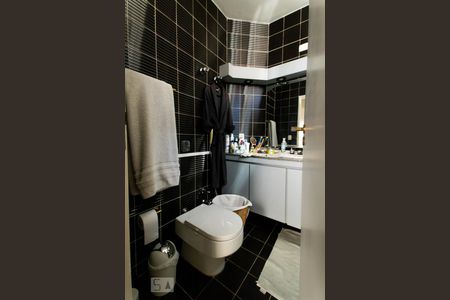 Casa de condomínio à venda com 540m², 5 quartos e 4 vagas Casa de condomínio à venda com 540m², 5 quartos e 4 vagasBanheiro da Suíte 3