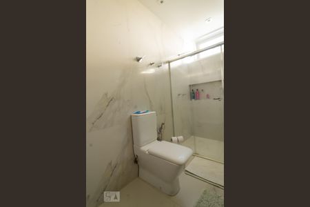 Casa de condomínio à venda com 540m², 5 quartos e 4 vagas Casa de condomínio à venda com 540m², 5 quartos e 4 vagasBanheiro da Suíte 2