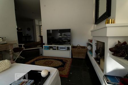 Casa de condomínio à venda com 540m², 5 quartos e 4 vagas Casa de condomínio à venda com 540m², 5 quartos e 4 vagasSala