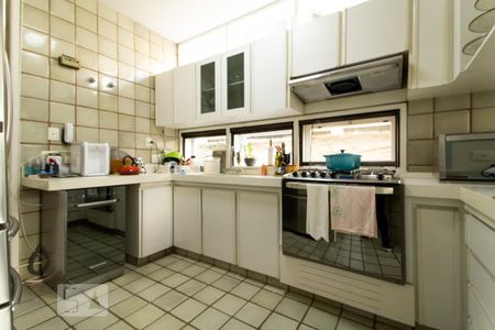 Casa de condomínio à venda com 540m², 5 quartos e 4 vagas Casa de condomínio à venda com 540m², 5 quartos e 4 vagasCozinha