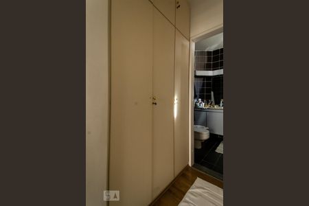 Casa de condomínio à venda com 540m², 5 quartos e 4 vagas Casa de condomínio à venda com 540m², 5 quartos e 4 vagasCloset da Suíte 3