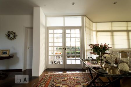 Casa de condomínio à venda com 540m², 5 quartos e 4 vagas Casa de condomínio à venda com 540m², 5 quartos e 4 vagasSala