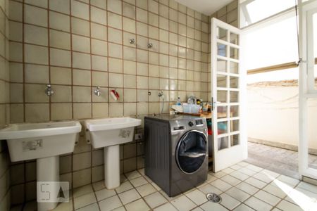 Casa de condomínio à venda com 540m², 5 quartos e 4 vagas Casa de condomínio à venda com 540m², 5 quartos e 4 vagasÁrea de Serviço