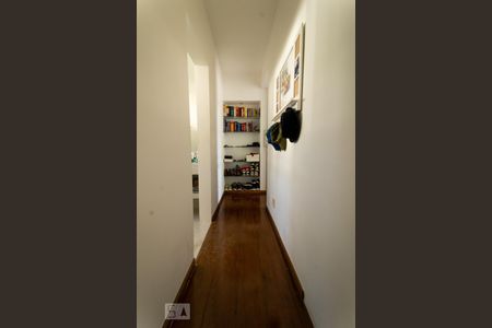 Casa de condomínio à venda com 540m², 5 quartos e 4 vagas Casa de condomínio à venda com 540m², 5 quartos e 4 vagasCorredor da Suíte 2