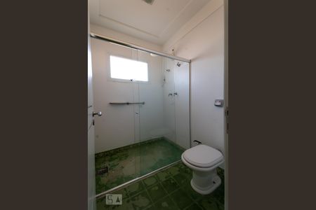 Casa para alugar com 640m², 3 quartos e 6 vagas Casa para alugar com 640m², 3 quartos e 6 vagasBanheiro da Suíte 1