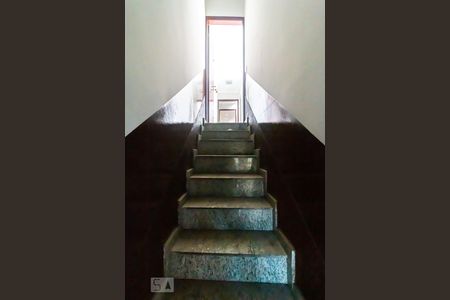 Casa à venda com 250m², 3 quartos e 4 vagasEscada