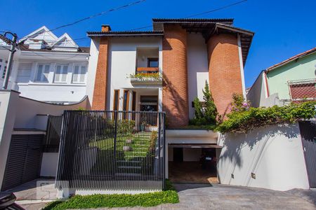 Casa à venda com 400m², 4 quartos e 4 vagas Casa à venda com 400m², 4 quartos e 4 vagasFachada