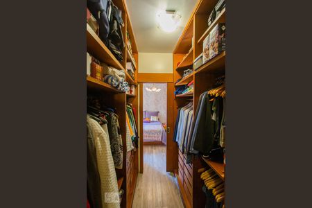 Casa à venda com 400m², 4 quartos e 4 vagas Casa à venda com 400m², 4 quartos e 4 vagasCloset da Suite 01