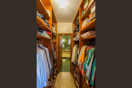 Casa à venda com 400m², 4 quartos e 4 vagas Casa à venda com 400m², 4 quartos e 4 vagasCloset da Suite 01