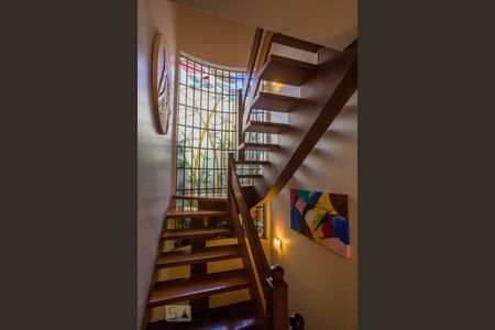 Casa à venda com 400m², 4 quartos e 4 vagas Casa à venda com 400m², 4 quartos e 4 vagasEscada