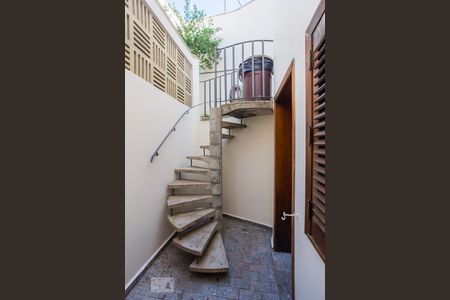 Casa à venda com 400m², 4 quartos e 4 vagas Casa à venda com 400m², 4 quartos e 4 vagasEscada Quarto de Serviço