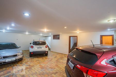 Casa à venda com 400m², 4 quartos e 4 vagas Casa à venda com 400m², 4 quartos e 4 vagasGaragem