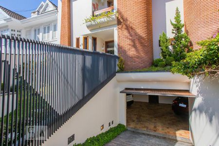 Casa à venda com 400m², 4 quartos e 4 vagas Casa à venda com 400m², 4 quartos e 4 vagasEntrada Garagem