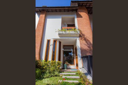 Casa à venda com 400m², 4 quartos e 4 vagas Casa à venda com 400m², 4 quartos e 4 vagasEntrada