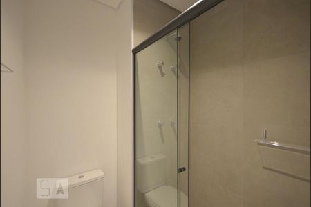 Banheiro de kitnet/studio para alugar com 1 quarto, 18m² em Liberdade, São Paulo