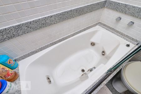 Apartamento à venda com 485m², 5 quartos e 4 vagas Apartamento à venda com 485m², 5 quartos e 4 vagasBanheiro Suíte 2