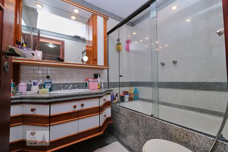 Apartamento à venda com 485m², 5 quartos e 4 vagas Apartamento à venda com 485m², 5 quartos e 4 vagasBanheiro Suíte 2