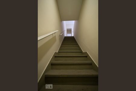 Escada de apartamento para alugar com 2 quartos, 80m² em Lapa, São Paulo