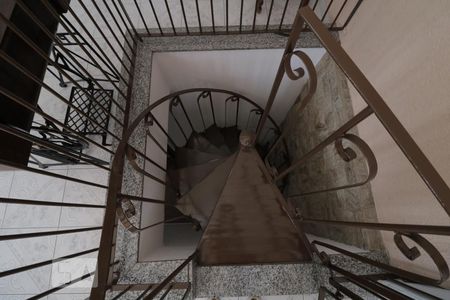 Casa à venda com 220m², 2 quartos e 1 vagaEscada de acesso a area de serviço