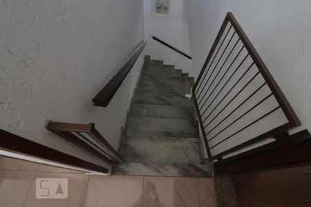 Casa à venda com 220m², 2 quartos e 1 vagaEscada de acesso aos quartos