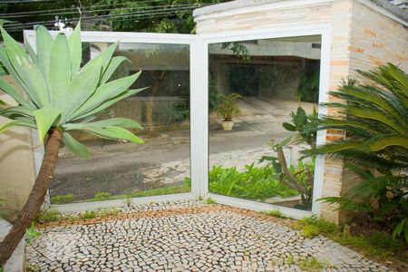 Casa à venda com 480m², 4 quartos e 3 vagasEntrada principal com jardim