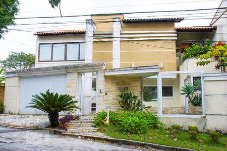 Casa à venda com 480m², 4 quartos e 3 vagasFachada