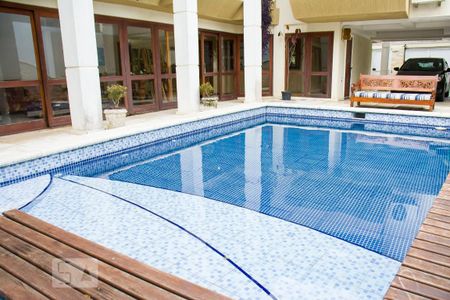 Casa à venda com 480m², 4 quartos e 3 vagasPiscina com fachada interna