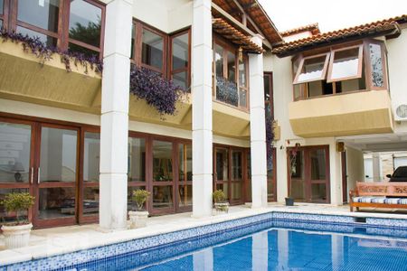Casa à venda com 480m², 4 quartos e 3 vagasPiscina com fachada interna
