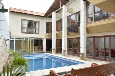 Casa à venda com 480m², 4 quartos e 3 vagasPiscina com fachada interna