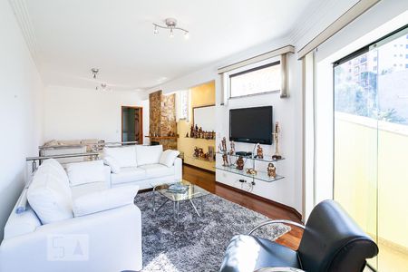 Casa à venda com 254m², 3 quartos e 3 vagasSala de TV