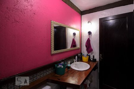 Casa de condomínio à venda com 250m², 4 quartos e 3 vagas Casa de condomínio à venda com 250m², 4 quartos e 3 vagasBanheiro Social