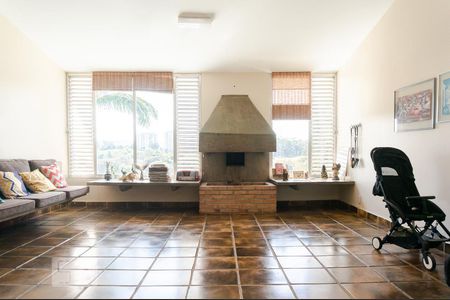 Casa à venda com 630m², 3 quartos e 4 vagas Casa à venda com 630m², 3 quartos e 4 vagasLareira