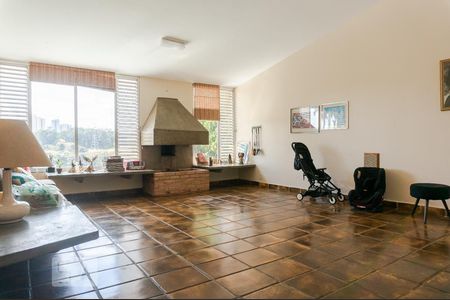 Casa à venda com 630m², 3 quartos e 4 vagas Casa à venda com 630m², 3 quartos e 4 vagasLareira