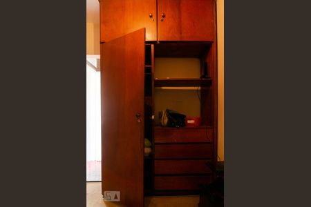 Casa à venda com 630m², 3 quartos e 4 vagas Casa à venda com 630m², 3 quartos e 4 vagasQuarto de Serviço