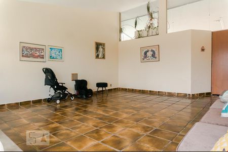 Casa à venda com 630m², 3 quartos e 4 vagas Casa à venda com 630m², 3 quartos e 4 vagasLareira