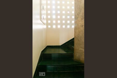 Casa à venda com 630m², 3 quartos e 4 vagas Casa à venda com 630m², 3 quartos e 4 vagasEscadas