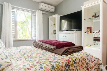 Casa à venda com 630m², 3 quartos e 4 vagas Casa à venda com 630m², 3 quartos e 4 vagasSuíte