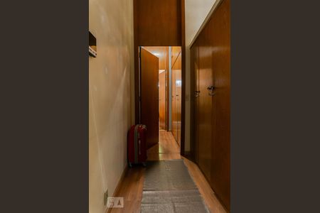 Casa à venda com 630m², 3 quartos e 4 vagas Casa à venda com 630m², 3 quartos e 4 vagasCorredor