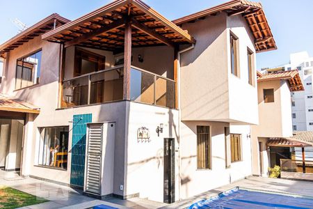 Casa à venda com 500m², 5 quartos e 4 vagas Casa à venda com 500m², 5 quartos e 4 vagasÁrea Externa