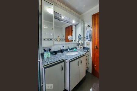 Apartamento à venda com 228m², 4 quartos e 3 vagas Apartamento à venda com 228m², 4 quartos e 3 vagasBanheiro da Suíte 2
