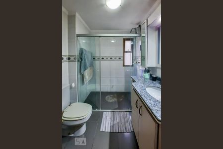 Apartamento à venda com 228m², 4 quartos e 3 vagas Apartamento à venda com 228m², 4 quartos e 3 vagasBanheiro da Suíte 2