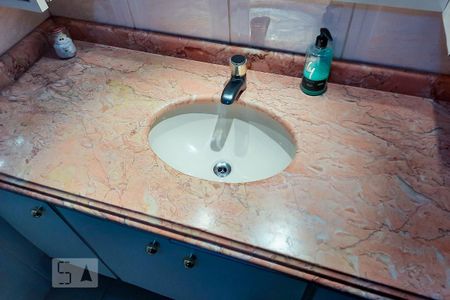 Apartamento à venda com 228m², 4 quartos e 3 vagas Apartamento à venda com 228m², 4 quartos e 3 vagasBanheiro da Suíte 1