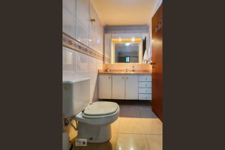 Apartamento à venda com 228m², 4 quartos e 3 vagas Apartamento à venda com 228m², 4 quartos e 3 vagasBanheiro da Suíte 1