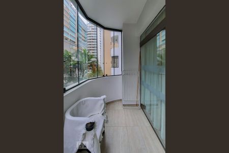 Apartamento à venda com 228m², 4 quartos e 3 vagas Apartamento à venda com 228m², 4 quartos e 3 vagasVaranda 1