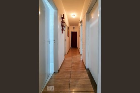 Casa à venda com 175m², 4 quartos e 2 vagas Casa à venda com 175m², 4 quartos e 2 vagasCorredor