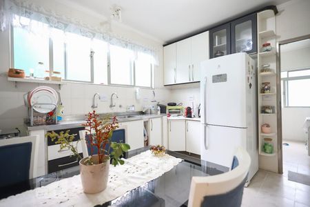 Casa à venda com 220m², 3 quartos e 6 vagas Casa à venda com 220m², 3 quartos e 6 vagasCozinha